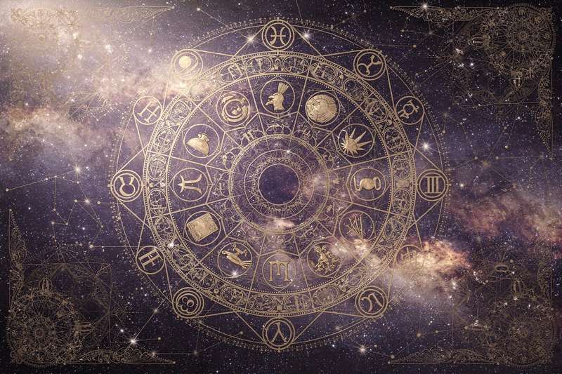 Natal chart showing sun and moon positions with aspect lines indicating their angular relationship.